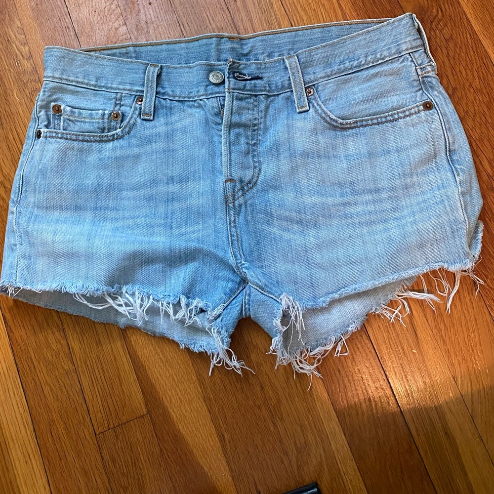 LEVI’S JEAN SHORTS